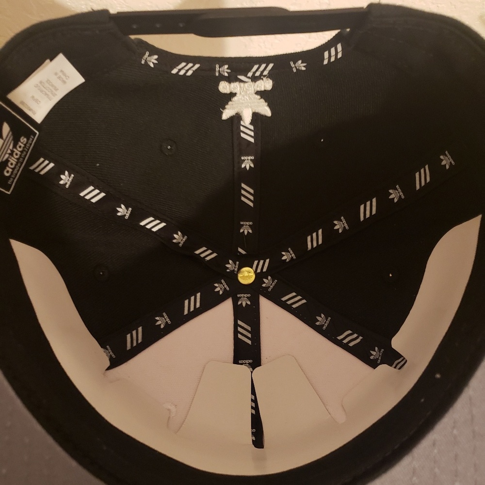 NWT Addidas snapback (youth fit) - Picture 3 of 4